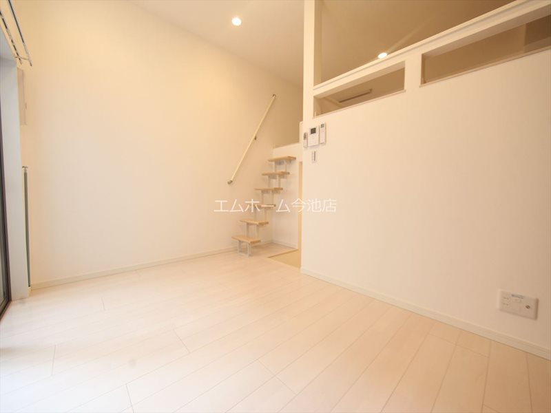 居室・リビング　洋室6.2帖　ロフト6.1帖　エアコン付　バルコニーに面して