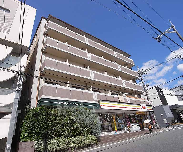 建物外観　全戸南向き、１階コンビニで便利です