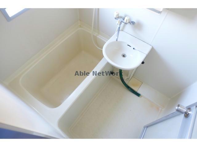 バス・シャワールーム　窓ありバスルーム