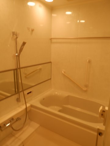 バス・シャワールーム　ゆったりしたバスルーム