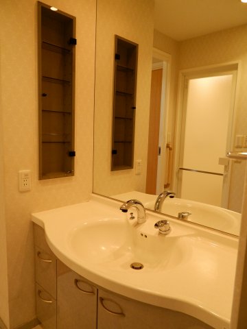 洗面設備　大きな鏡がついた洗面台