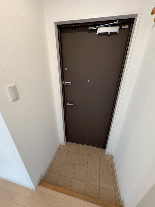 玄関　同物件別間取り参照。現況優先