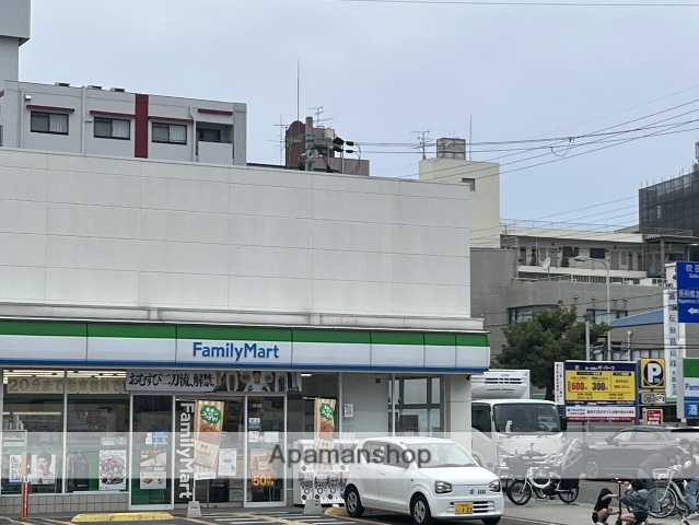 コンビニ　ファミリーマート（コンビニ）まで269m