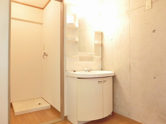 洗面設備　脱衣所はこんな感じのレイアウトです