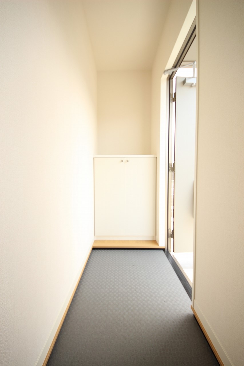 玄関　明るい玄関です　＊同施工会社同型モデルの写真です