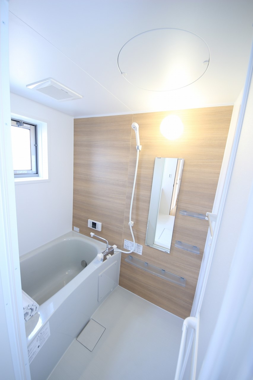 バス・シャワールーム　落ち着いた空間のお風呂です　＊同施工会社同型モデルの写真です