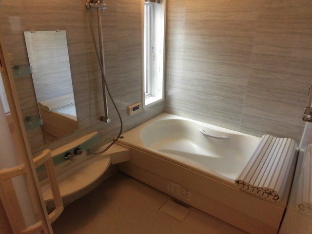 バス・シャワールーム　窓がある明るいバスルーム