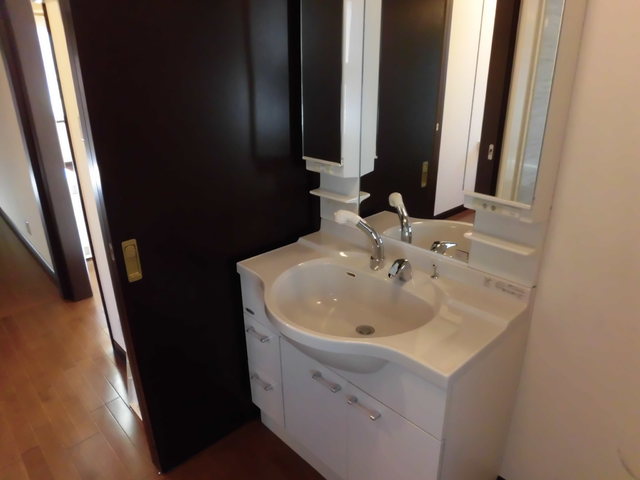 洗面設備　【１階】シャワー付き洗面化粧台