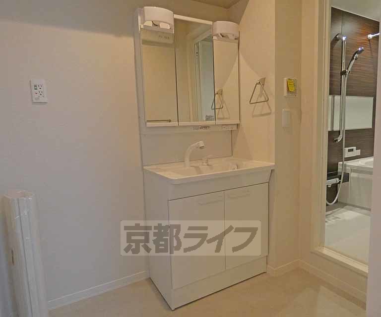 洗面設備　白基調の洗面台です。