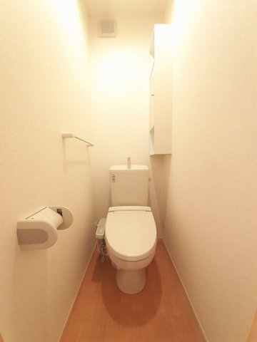 トイレ　落ち着いた色調のトイレです