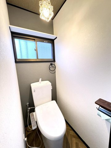 トイレ　落ち着いた色調のトイレです