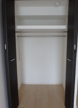 収納　奥行きのあるクローゼットはハンガーパイプ2段式です