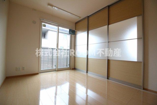 その他部屋・スペース　落ち着いた色調の寝室です