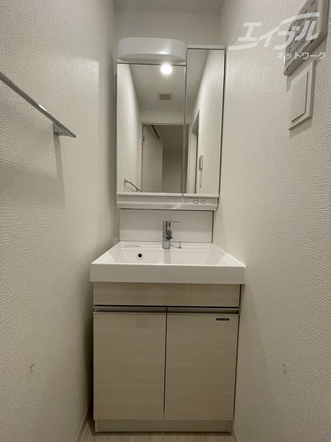 洗面設備　綺麗な独立洗面台