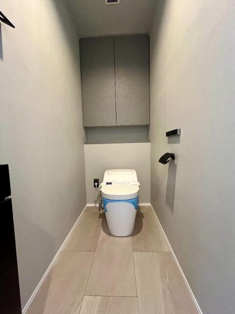 トイレ　落ち着いた色調のトイレです