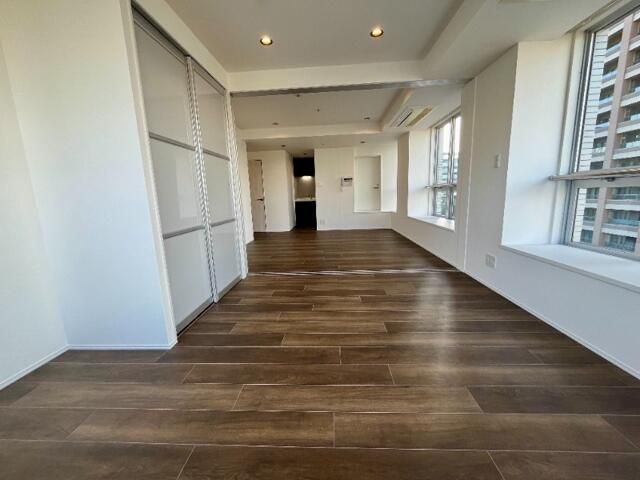 その他部屋・スペース　落ち着いた色調の寝室です