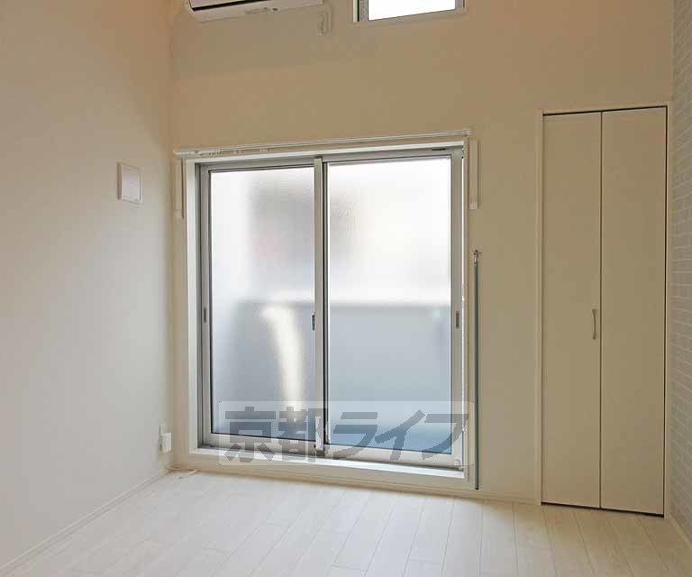 居室・リビング　天井の高い洋室です