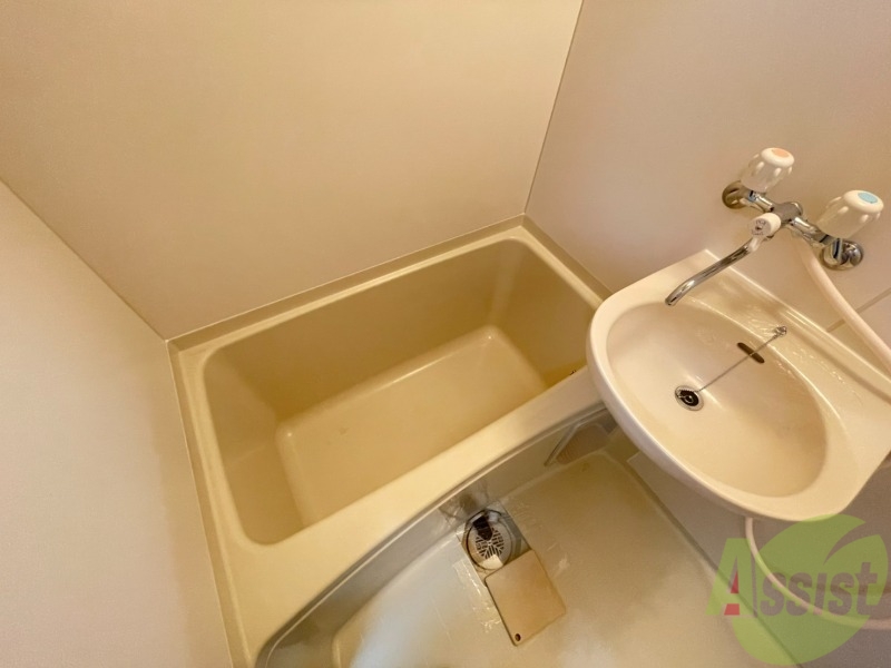 バス・シャワールーム　横に広いためしっかり湯船に浸かれそうです。