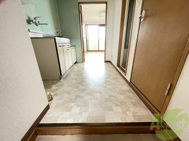 玄関　玄関から入り少し歩くとリビングに出る為、すぐ休めますね。