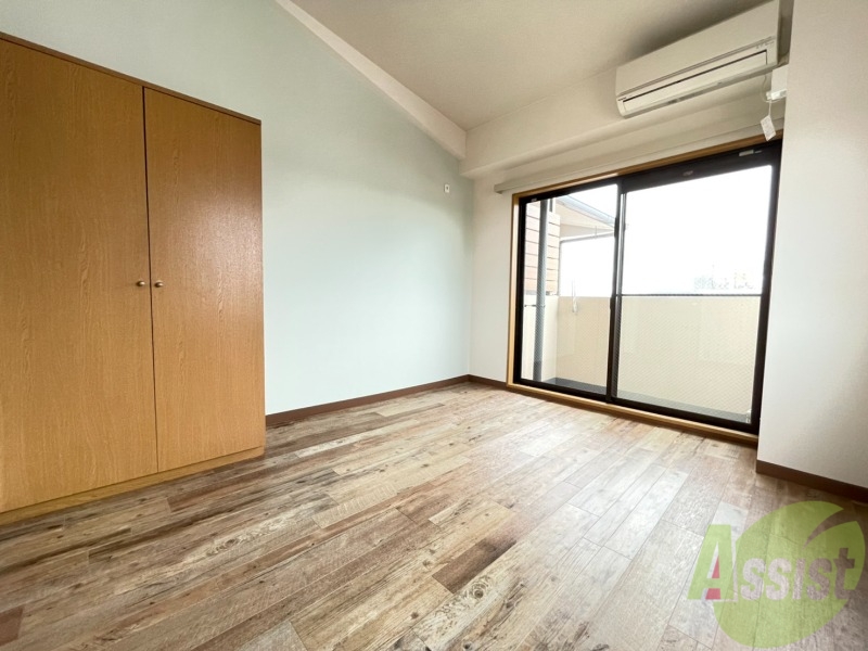 居室・リビング　窓が大きく日当たりがとても良いです。部屋は広く落ち着きます。