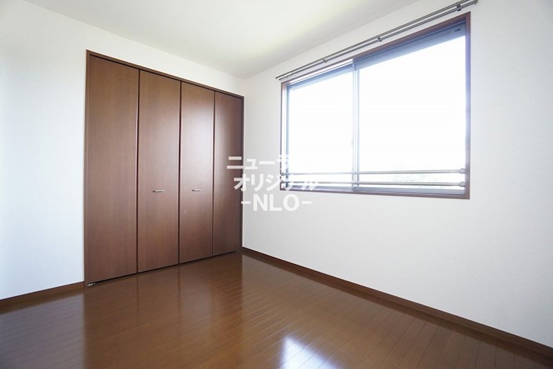 その他　北側洋室　ダークブラウンの建具が空間をシックに演出します☆