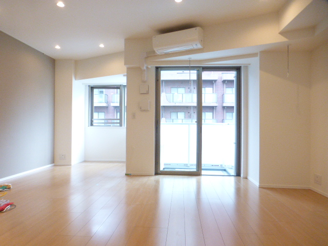 居室・リビング　※別部屋の参考写真です。