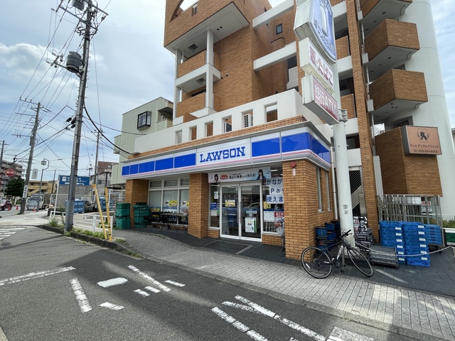 コンビニ　ローソン片倉町駅前店（コンビニ）まで630m