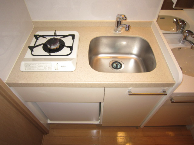 キッチン　コンパクトなキッチンで掃除もラクラク