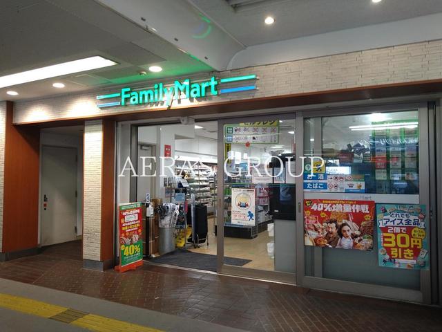 コンビニ　ファミリーマート エキア西新井店（コンビニ）まで55m