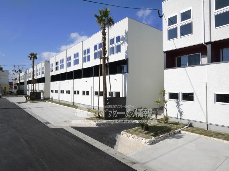 建物外観　白いシャープな建物外観