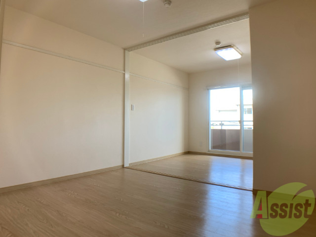 居室・リビング　７帖の洋室です。広々として、きれいですね。