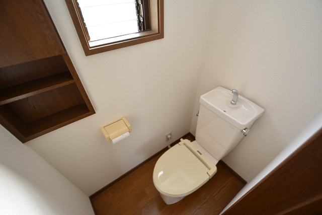 トイレ　収納棚付きで便利です♪