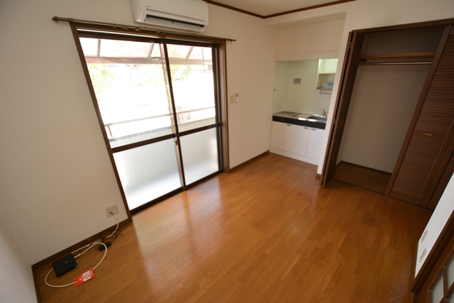 居室・リビング　床色が落ち着いた色合いで綺麗です♪