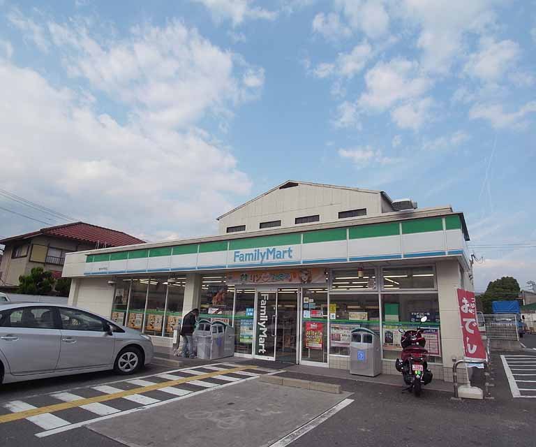 コンビニ　ファミリーマート亀岡大井町店（コンビニ）まで450m