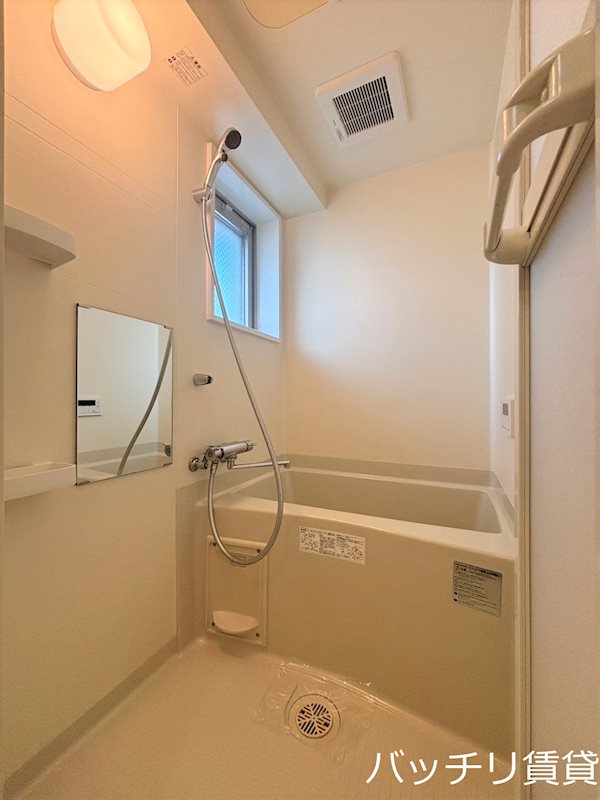 バス・シャワールーム　別号室タイプの為、現状を優先いたします