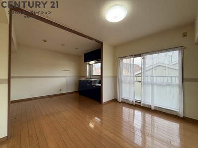 居室・リビング　床色が落ち着いた色合いで綺麗です♪