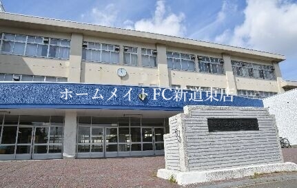 中学校　札幌市立篠路西中学校（中学校）まで555m