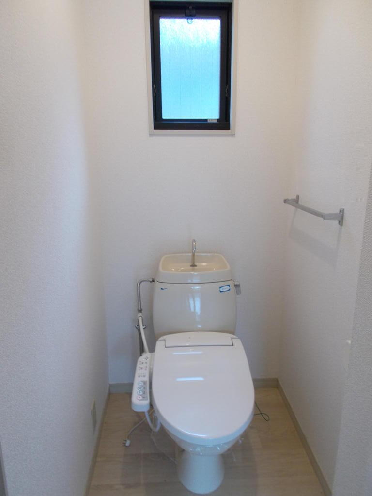 トイレ　（参考）他室の写真を使用しています。現況優先となります。