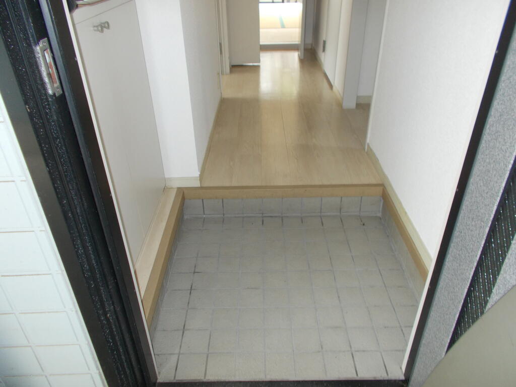 玄関　（参考）他室の写真を使用しています。現況優先となります。