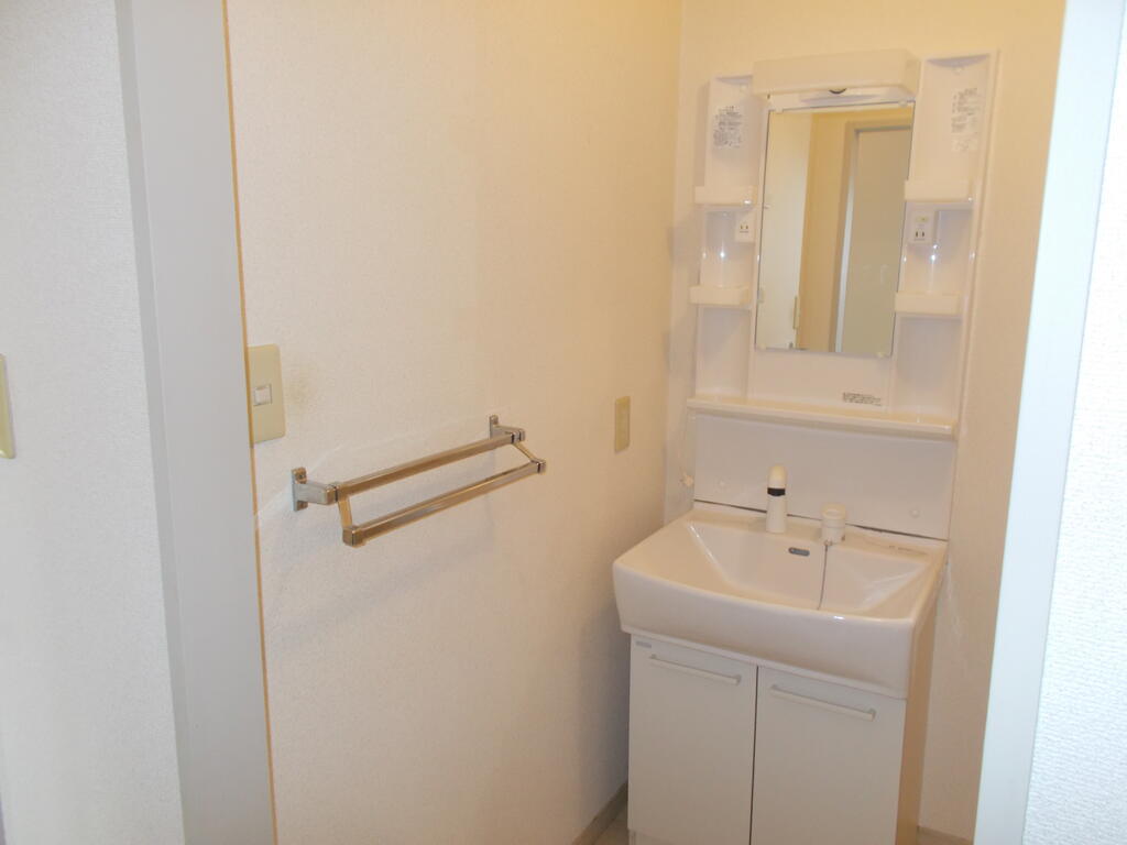 洗面設備　（参考）他室の写真を使用しています。現況優先となります。