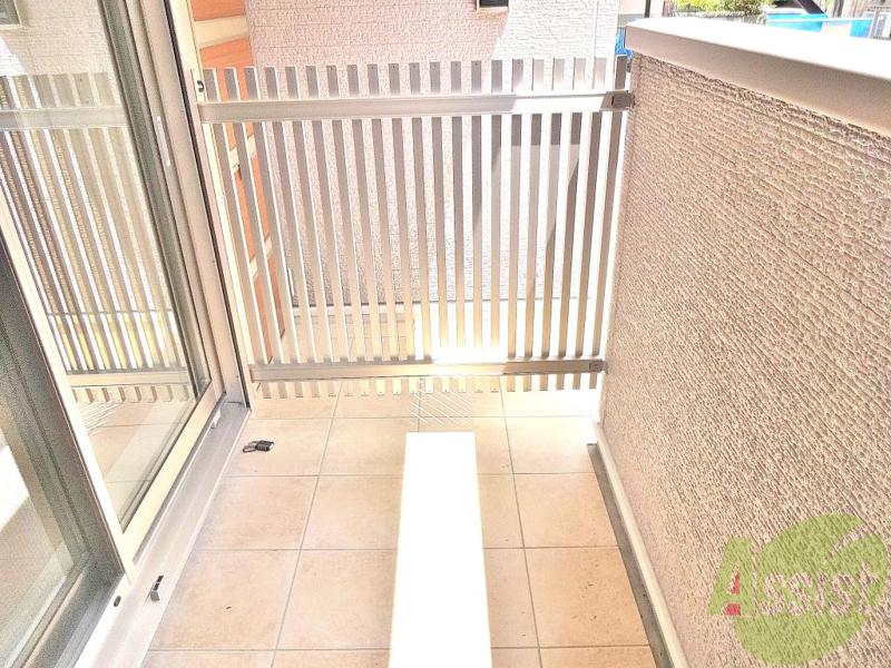 バルコニー　幅が広めなので大き目の洗濯物も干せちゃいますよー。