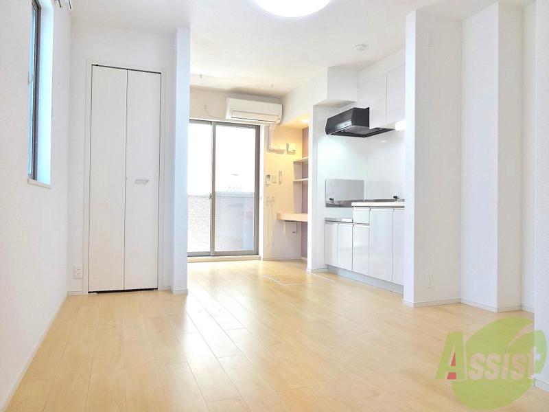 居室・リビング　使いが手の良さそうな洋室でリビングが兼用になっていますよ。