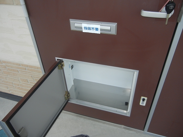 玄関　宅配BOX※実際のお部屋と異なる場合がございます。