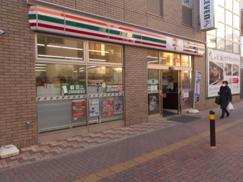 コンビニ　セブンイレブン本町店（コンビニ）まで379m