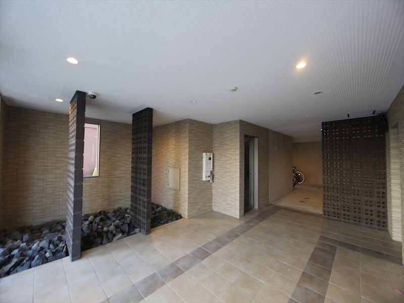 エントランス　エントランス　オートロック　宅配ＢＯＸ　防犯カメラ