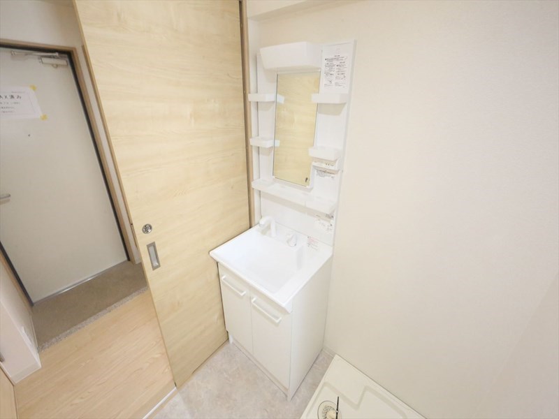 洗面設備　脱衣所　独立洗面台（シャンプードレッサー付）収納スペース有