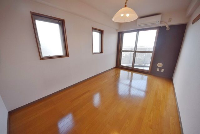 居室・リビング　★角部屋・２面採光で明るいお部屋です★