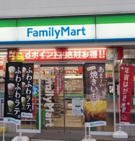 コンビニ　ファミリーマート環八八幡山店（コンビニ）まで302m