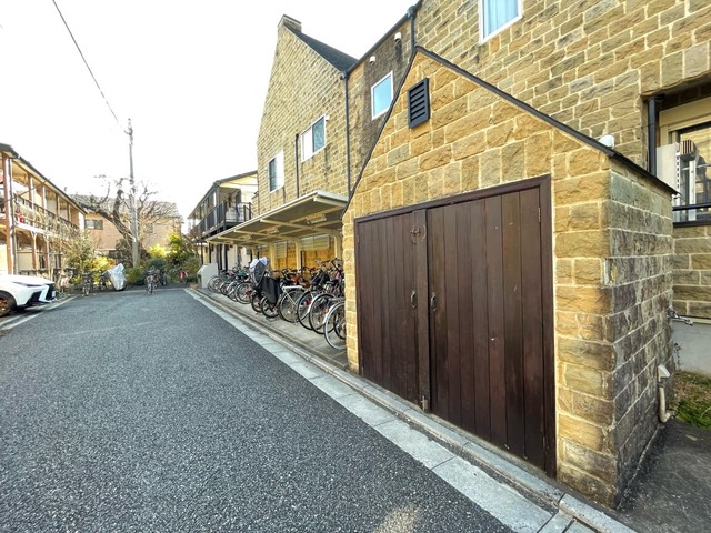 その他共有部分　雨の日でも安心して止められる屋根付の駐輪場です☆