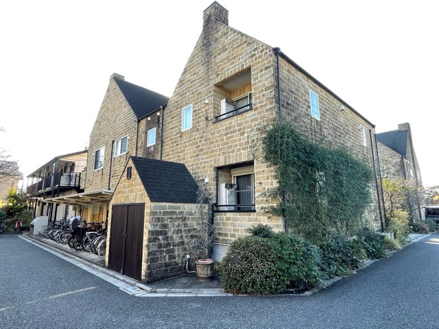 建物外観　最寄駅まで１６分かかりますが、健康のため歩くのもいいですね！